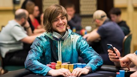 Charlie Carrel Lidera 7 Finalistas no PokerStars Championship Bahamas Super High Roller