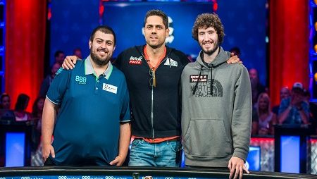 Scott Blumstein Lidera Três Jogadores no Dia Decisivo do Main Event da WSOP