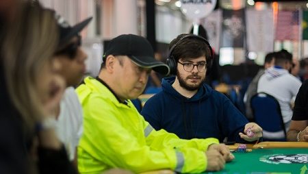 Thiago Crema, Akkari  e Luiz Duarte Passam ao Dia 2 do Evento #58 da WSOP
