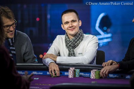 Mikita Badziakouski Lidera Mesa Final do Super High Roller Bowl