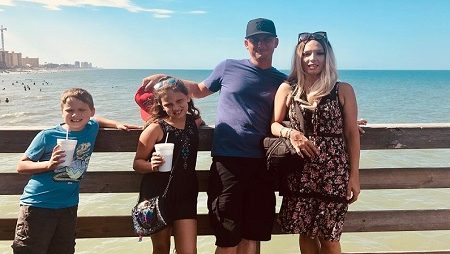 Presentão de Natal: Esposa Emociona Marido Com Entrada Para a WSOP, Assista