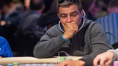 Hossein Ensan continua na liderança com cinco jogadores restantes na mesa final do main Event da WSOP