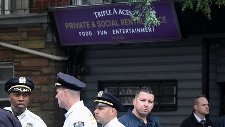 Suspeita de trapaça em casa de poker ilegal causa tiroteio e deixa quatro mortos em Nova York