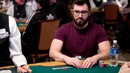 Phil Galfond chega aos €327 mil no vermelho no Galfond Challenge