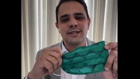 Real Poker vai doar 3000 máscaras feitas com tecidos de mesas de poker
