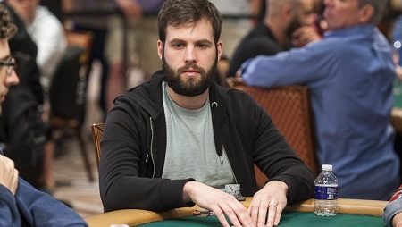 Por acidente, Ben Sulsky chega ao dia 2 do $25k Super High Roller do SCOOP transmitindo com cartas abertas na Twitch