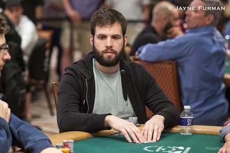 Por acidente, Ben Sulsky chega ao dia 2 do $25k Super High Roller do SCOOP transmitindo com cartas abertas na Twitch