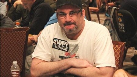 Mike Matusow tilta ao ser eliminado na WSOP Online e persegue adversário em rede social