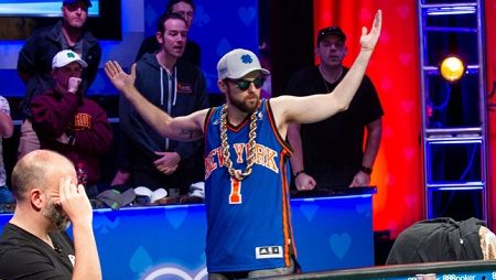 Vlogger de poker Ryan Depaulo conquista seu primeiro bracelete jogando do estacionamento de um mercado