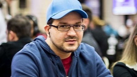 Felipe Mongregon conquista tríplice coroa do poker online