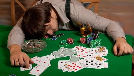 Jogador dorme durante mesa final do Bounty Builder do PokerStars e termina em segundo