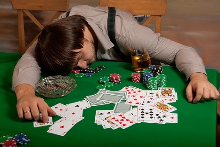 Jogador dorme durante mesa final do Bounty Builder do PokerStars e termina em segundo