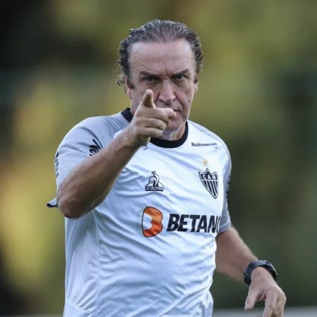 Poker valendo joias gera “cobrança” de Cuca a elenco do Atlético-MG