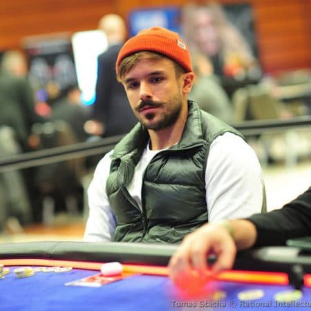 Yuri Martins avança para o Dia 2 do $50K Poker Players Championship acima da média