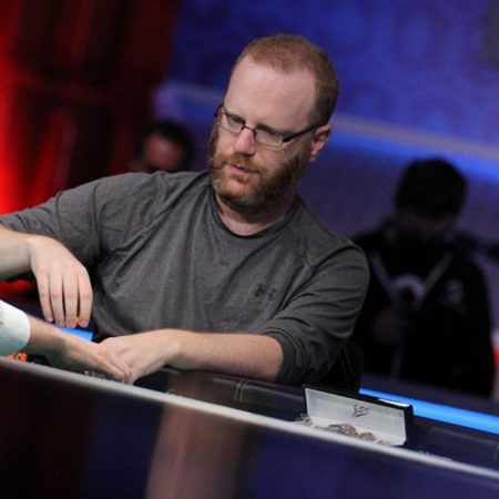 Adam Friedman lidera mesa final do Seven Card Stud Championship da WSOP, Phil Ivey é o short stack
