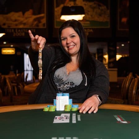 Dealer Katie Kopp parte de primeira eliminada a campeã do Evento #01 e conquista primeiro bracelete da WSOP 2022