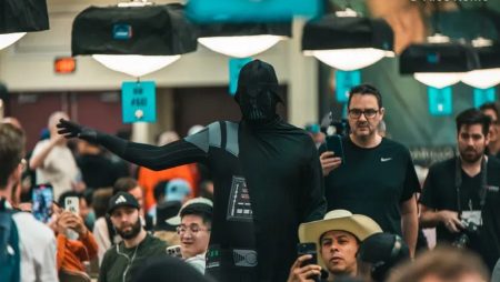 Phil Hellmuth entra no Main Event como Darth Vader e é recebido com vaias