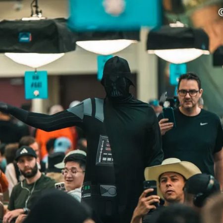 Phil Hellmuth entra no Main Event como Darth Vader e é recebido com vaias