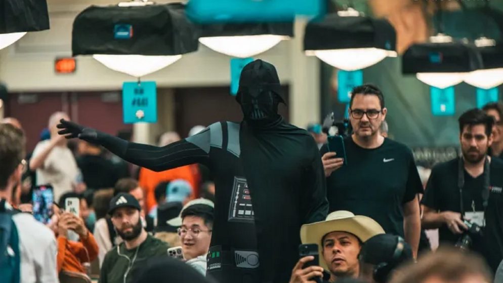 Phil Hellmuth entra no Main Event como Darth Vader e é recebido com vaias