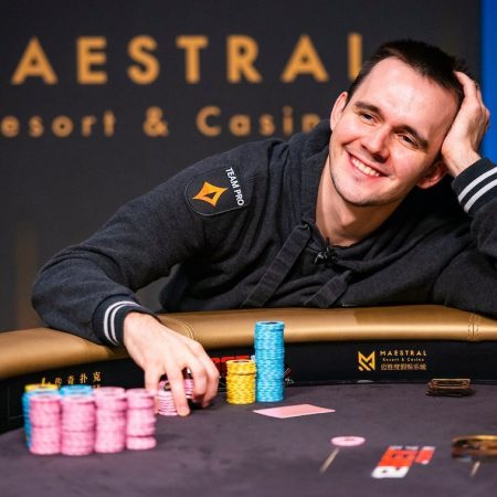 Mikita Badziakouski é campeão do $25K Super High Roller do WCOOP