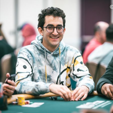 David Uvaydov cumpre maratona, participa de 32 voos iniciais e cai só na mesa final