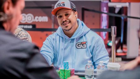 Felipe Mojave passa ao Dia 2 do US$ 10K Short Deck NLH