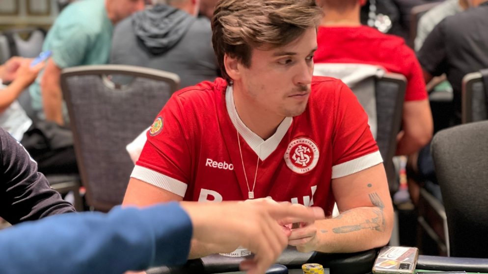 Arthur Campos avança no top 15 e lidera quase 40 brasileiros ao Dia 4 do Main Event da WSOP