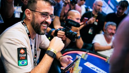 André Akkari avança com mais de 20 brasileiros no Main Event do EPT Barcelona