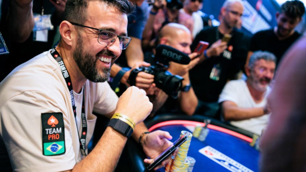 André Akkari avança com mais de 20 brasileiros no Main Event do EPT Barcelona