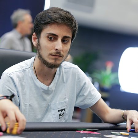Daniel Aziz belisca o pódio do $630 Big Poker Thursdays do PokerKing