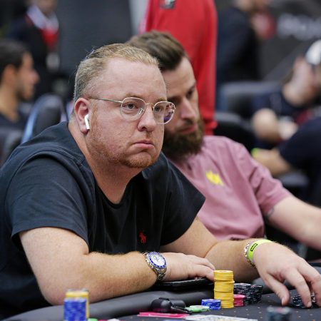 Léo Rizzo avança no top 10 do Evento #3 da WSOP