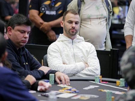 Renan Bruschi cai na primeira rodada do US$ 25K NLH HU Championship em flush X flush