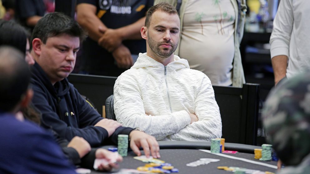 Renan Bruschi cai na primeira rodada do US$ 25K NLH HU Championship em flush X flush