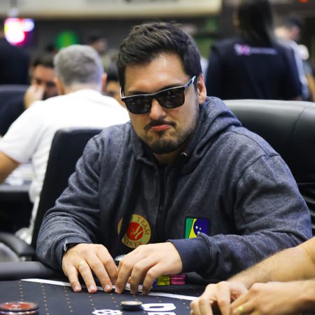 Thiago Grigoletti belisca o pódio do WCOOP #19-H