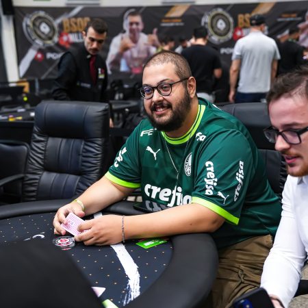 Yago Simplício é campeão do WCOOP Edition $215 StacKOsaurus