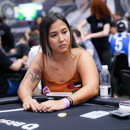 Bárbara Akemi é campeã do $55 Mini Bounty Builder HR