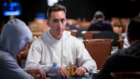 Especialista Rene Van Kravelen lidera US$ 50K Main Event Short Deck da Triton; Ivey avança forte