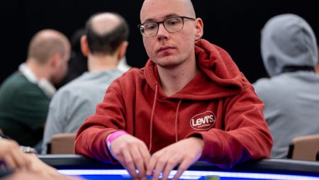 Tobias Schwecht lidera o Dia 1 do US$ 20K NLH da Triton Series Jeju