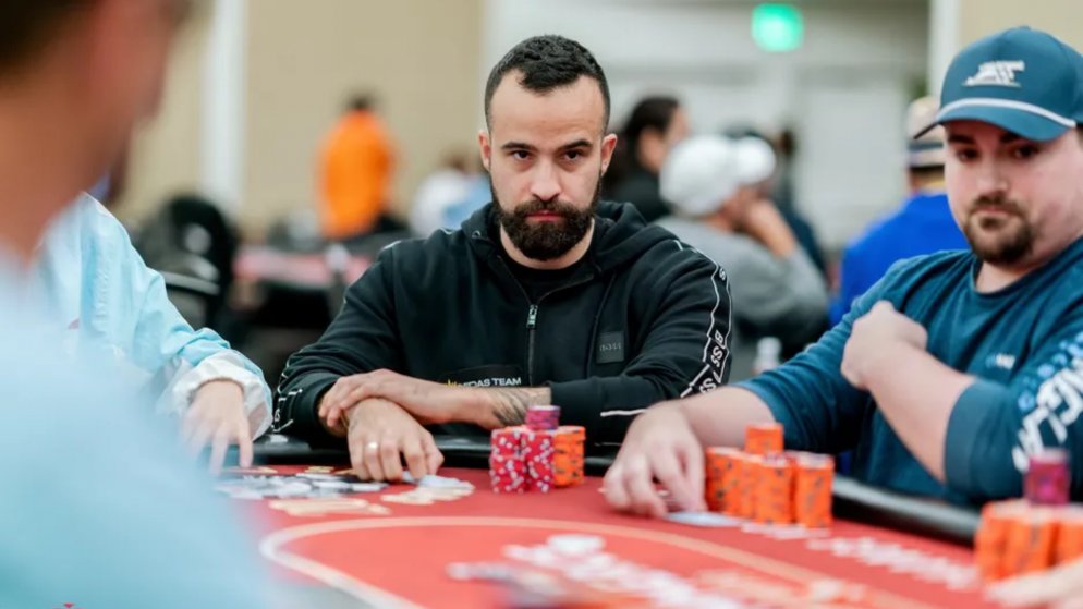 Ramon Kropmanns cai com A-A e é sexto no Torneio dos Campeões da WSOP