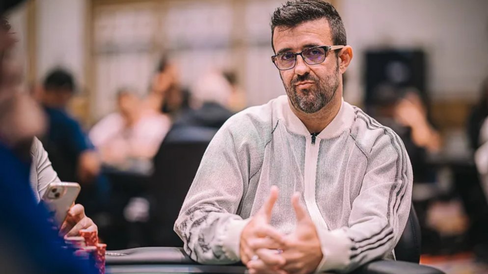 André Akkari e Yuri Martins passam forte ao Dia 2 do 7-Card Stud Championship da WSOP