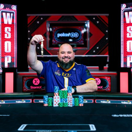Chris Hunichen leva o bracelete do US$ 100K High Roller da WSOP