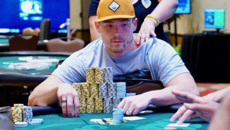 Alex Foxen tem grande folga na ponta na FT do US$ 25K High Roller do SHRPO