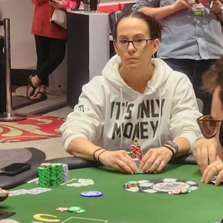 Danielle Andersen acerta dois Straight Flushes na mesma mão em cash game