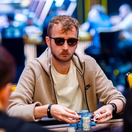 Klemens Roiter é o líder no entre os 14 finalistas do US$ 50K PLO 6-Max da Triton Montenegro