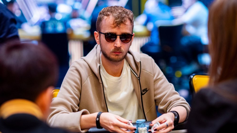 Klemens Roiter é o líder no entre os 14 finalistas do US$ 50K PLO 6-Max da Triton Montenegro