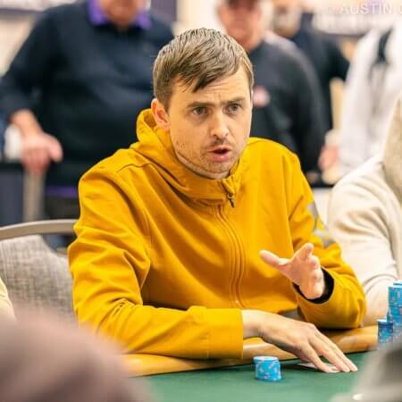 Martin Kabrhel está entre os cinco finalistas do Mini Main Event; André Berlanda é o melhor brasileiro