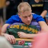 Viktor Blom comete erro inacreditável e perde pote vencido na WSOP 2026