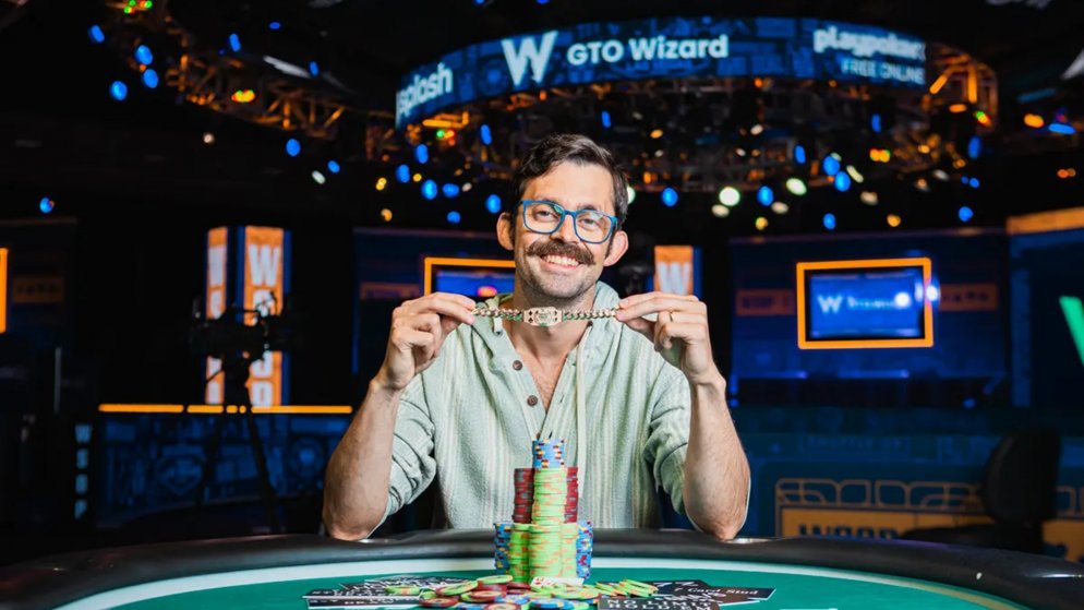 Mike Gorodinsky conquista quinto bracelete da carreira após virada épica no WSOP 2025