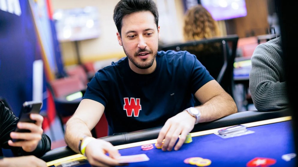 Adrian Mateos cai na bolha da FT do €100K Super High Roller do EPT Malta com K-K
