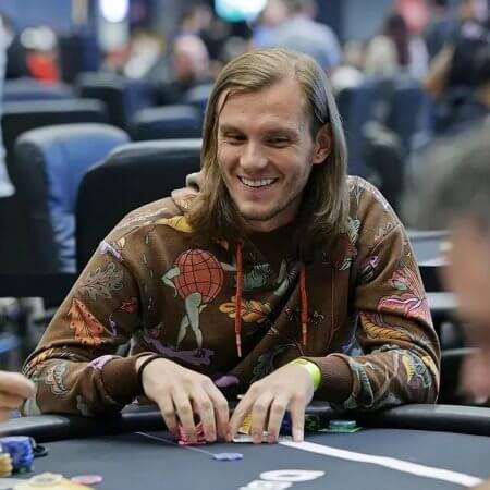 Alisson Piekazewicz passa entre os líderes no Dia 1C do Main Event da Triton ONE